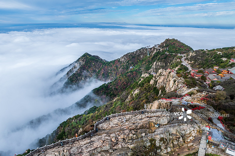 2025年10月12日连续几天的秋雨过后，初秋的泰山，云海把泰山装扮的分外壮丽。图片素材