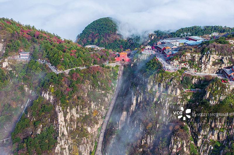 2025年10月12日连续几天的秋雨过后，初秋的泰山，云海把泰山装扮的分外壮丽。图片素材