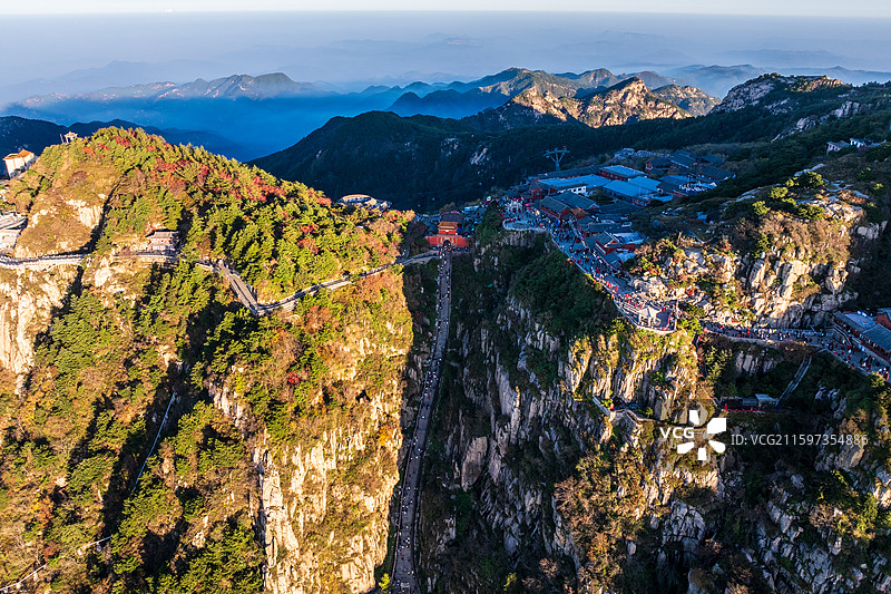 2025年10月12日连续几天的秋雨过后，初秋的泰山，云海把泰山装扮的分外壮丽。图片素材