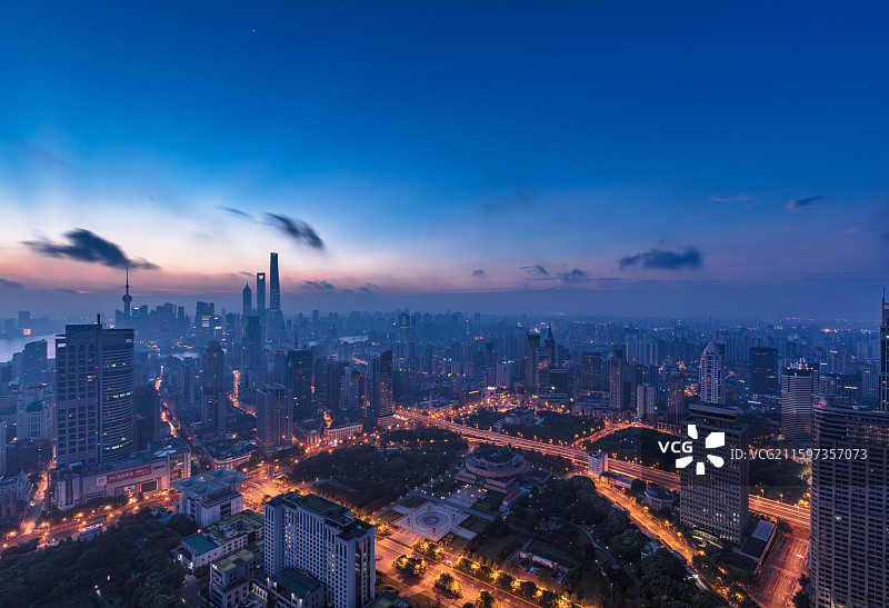 上海静安区延安高架夜景与陆家嘴天际线航拍图片素材