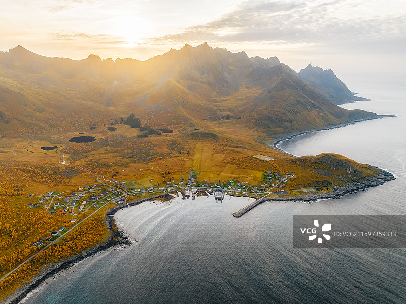 特罗姆斯郡Tromsø，塞尼亚岛Senja，梅峡湾Mefjorden，梅菲尤尔村Mefjordvær图片素材