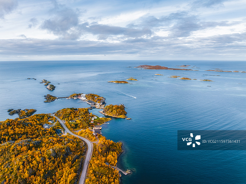 北欧，北挪威，特罗姆斯郡Tromsø，塞尼亚岛Senja，Bergsøyan，珊瑚礁群岛，秋景航拍图片素材
