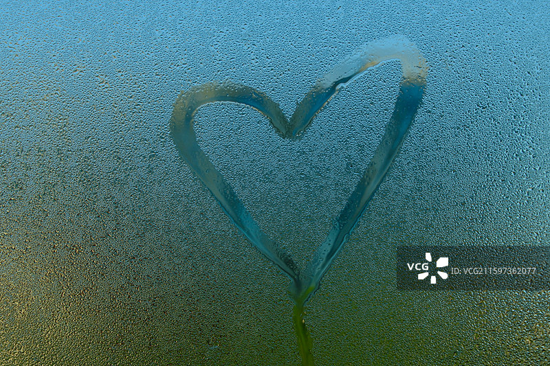 秋天寒露玻璃窗上的水珠水滴水痕。雨水下雨天雨滴。爱心痕迹湿漉漉背景图图片素材
