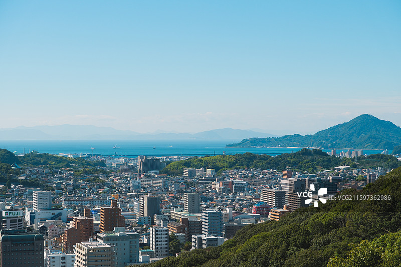 日本爱媛县松山市，从松山城俯瞰城市景观图片素材