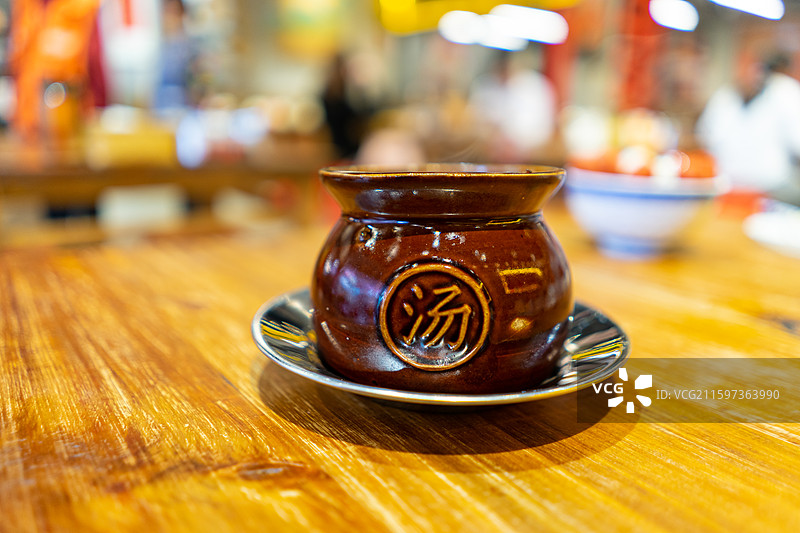 中国餐饮行业饮食产业，传统经典中国食品，美食拍摄主题，一个排骨萝卜江西瓦罐汤，室内无人图像图片素材