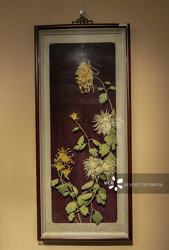 江苏省扬州非遗珍宝馆“扬州工艺美术馆”：通草花《菊花》挂屏（作者：钱宏才，作品运用通草花技艺）图片素材