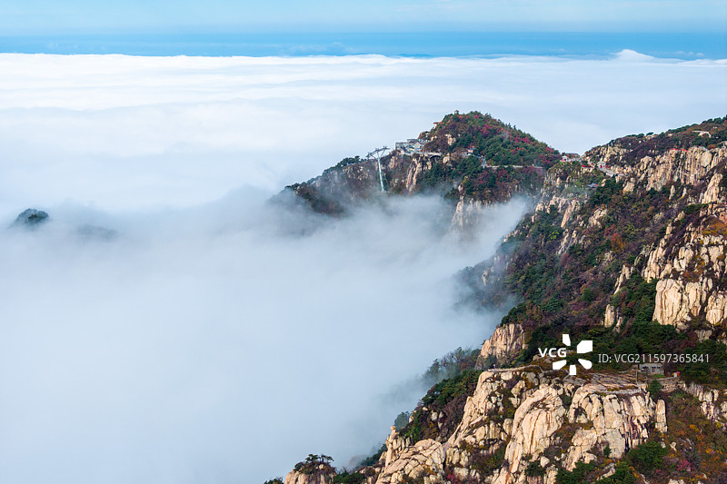 2025年10月12日连续几天的秋雨过后，初秋的泰山，云海把泰山装扮的分外壮丽。图片素材