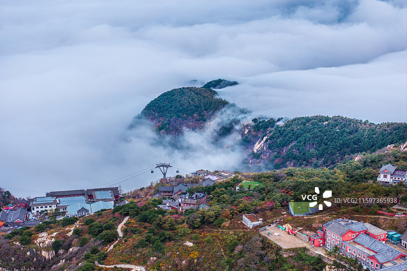 2025年10月12日连续几天的秋雨过后，初秋的泰山，云海把泰山装扮的分外壮丽。图片素材