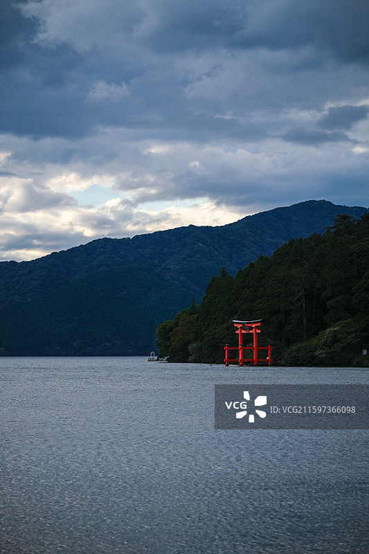 日本箱根芦之湖箱根神社水上鸟居图片素材
