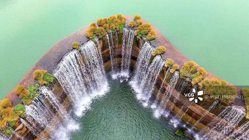 云南昆明日景航拍：瀑布公园。图片素材