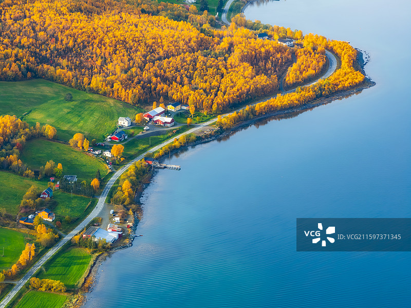 北挪威Norway，特罗姆斯郡Tromsø，北肖斯博滕峡湾Nordkjosbotn，E6公路秋景航拍图片素材