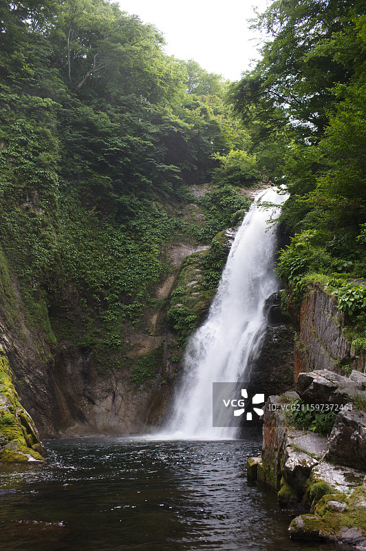 日本秋保瀑布，山林里的瀑布图片素材