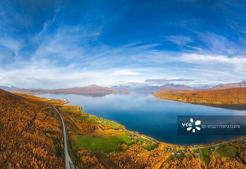 北挪威Norway，特罗姆斯郡Tromsø，北肖斯博滕峡湾Nordkjosbotn，E6公路秋景航拍图片素材