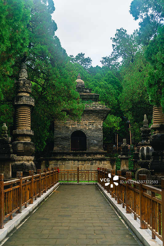 千年古刹灵岩寺，静谧的墓塔林图片素材