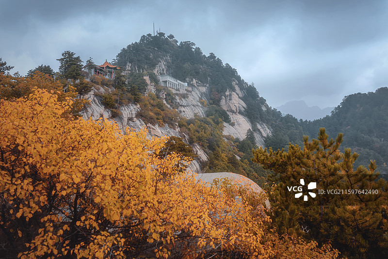 秋天里的吕梁北武当山图片素材