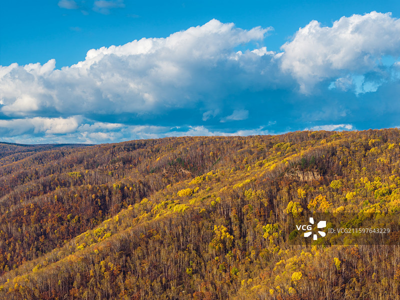 东北秋天山谷蓝天白云图片素材