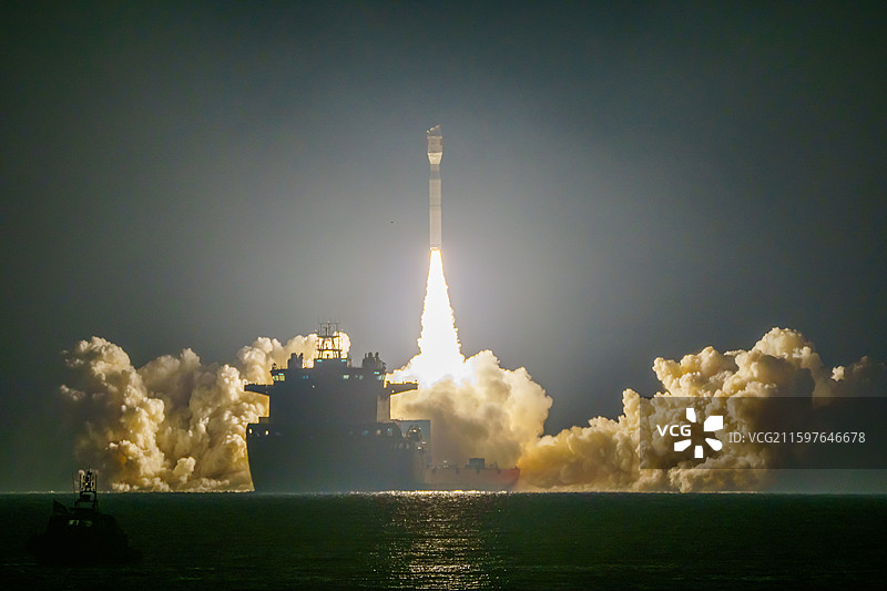 山东日照海上火箭发射吉利卫星星座发射图片素材