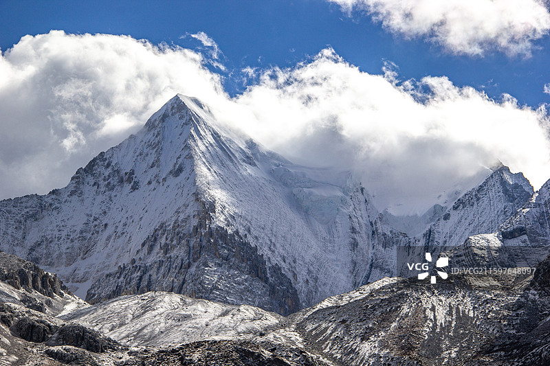 四川甘孜稻城亚丁 被云遮挡的雪山冰川图片素材
