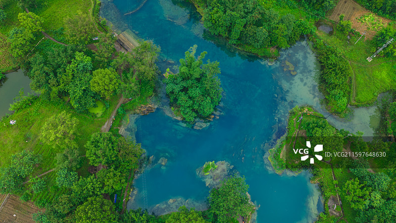 广西山水喀斯特地貌风光优美风景旅行都安九顿天窗风光地下暗河皮划艇山清水秀桂林山水甲天下图片素材