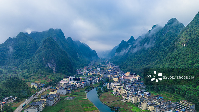 广西山水喀斯特地貌风光优美风景旅行都安九顿天窗风光地下暗河皮划艇山清水秀桂林山水甲天下图片素材