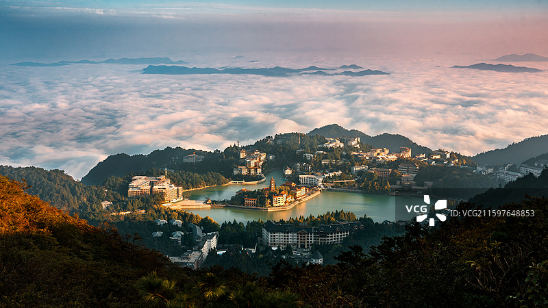 湖北咸宁九宫山山顶小镇湖泊清晨云海日出图片素材