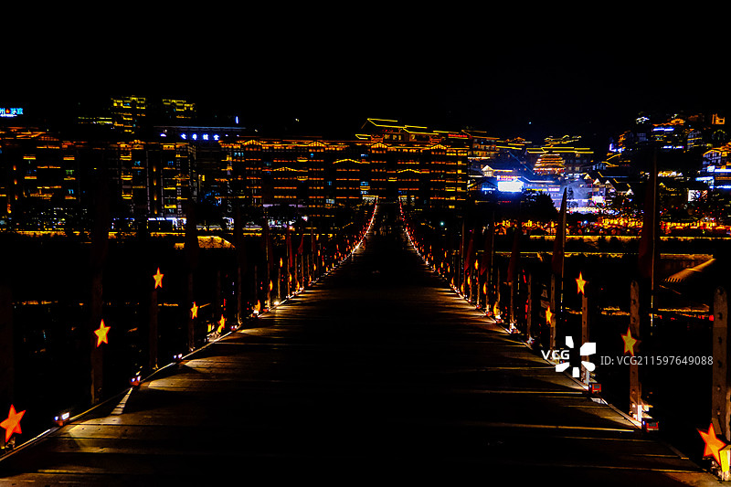 中国贵州遵义仁怀市茅台镇国庆期间夜景，茅台渡口夜景，茅台红军桥夜景，茅台彩虹桥夜景，茅台1915广场图片素材