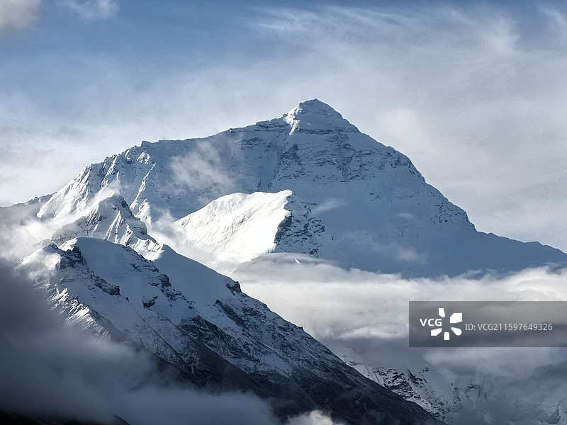 西藏旅游珠穆朗玛峰日出日照金山山脚下高海拔图片素材