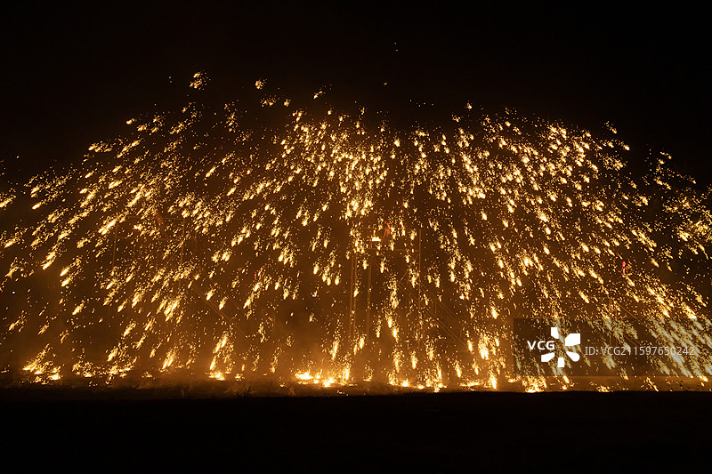 深圳光明农场大观园打铁花非遗活动表演，传统文化，火焰火花火星，烟花，星辰，发光，燃烧，黑色背景图片素材