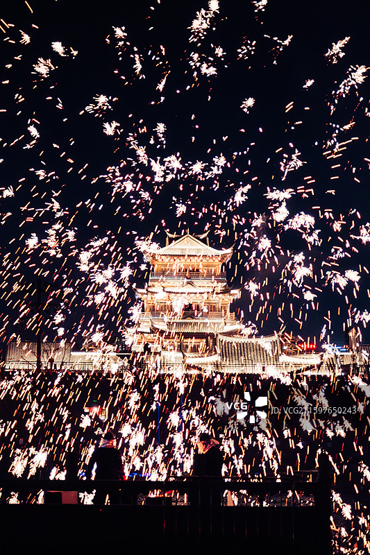 福州闽越水镇夜景打铁花火壶表演图片素材