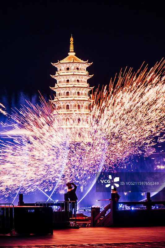 福州闽越水镇夜景打铁花火壶表演图片素材
