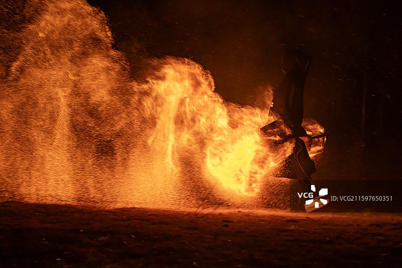 深圳光明农场大观园火壶非遗活动表演，传统文化，火焰火花火星，燃烧，黑色背景图片素材