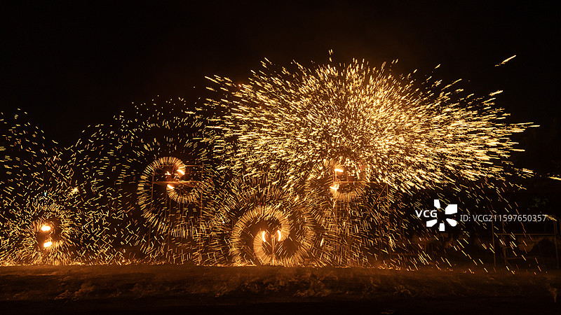 深圳光明农场大观园打铁花非遗活动表演，传统文化，火焰火花火星，烟花，星辰，发光，燃烧，黑色背景图片素材