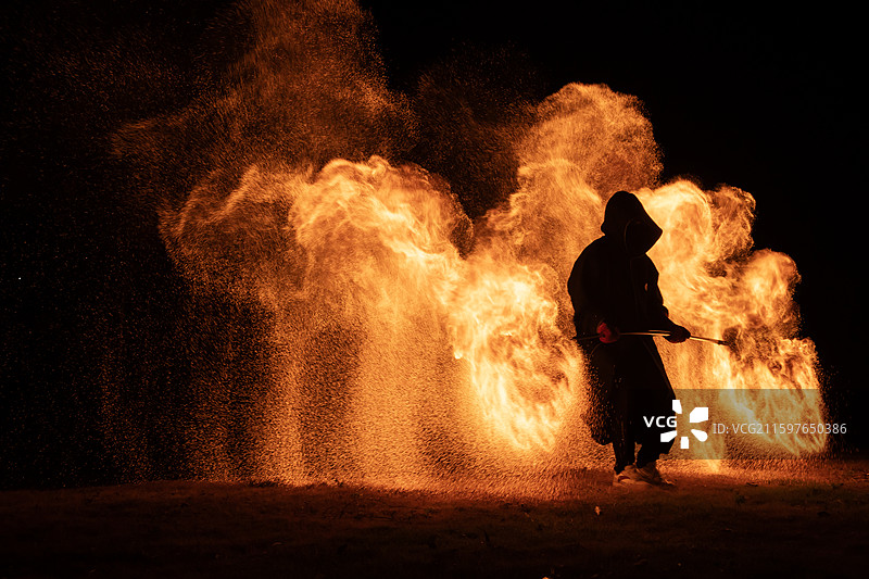 深圳光明农场大观园火壶非遗活动表演，传统文化，火焰火花火星，燃烧，黑色背景图片素材
