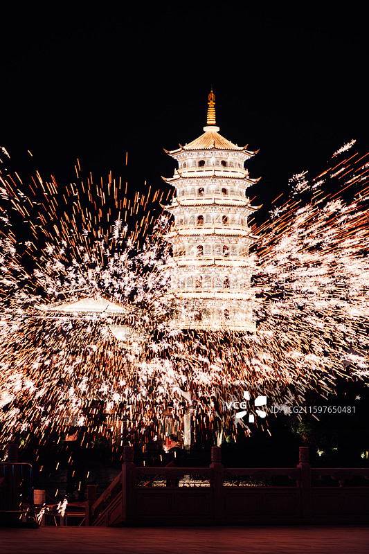 福州闽越水镇夜景打铁花火壶表演图片素材