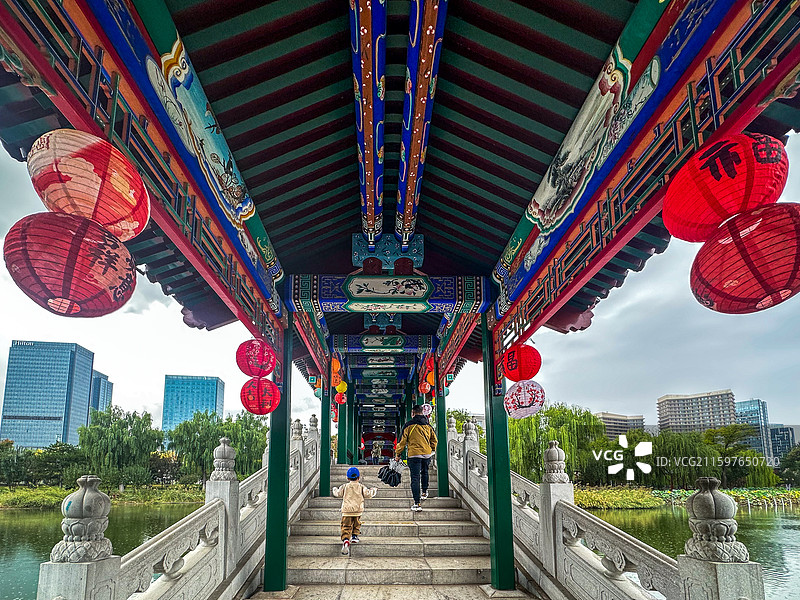 寒露惊秋晚，塔影映湖心图片素材