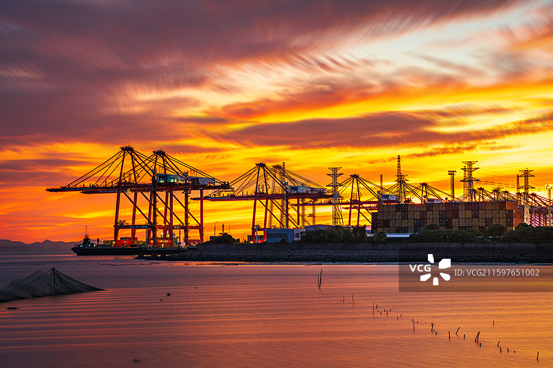 中国宁波舟山港集装箱码头日出朝霞图片素材