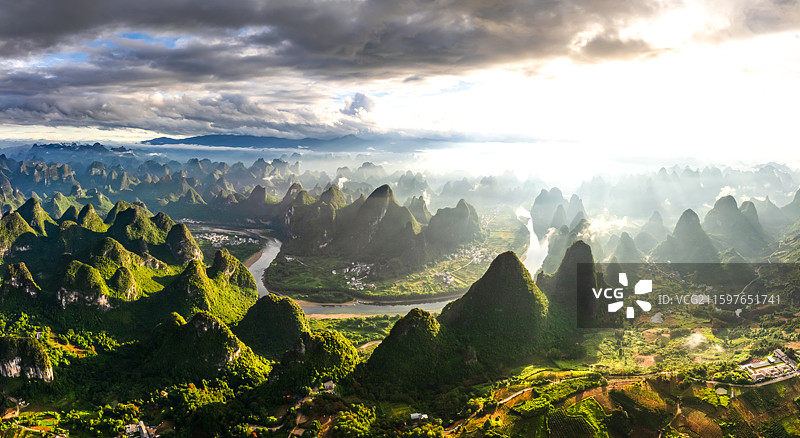 广西桂林阳朔漓江喀斯特地貌航拍全景图图片素材