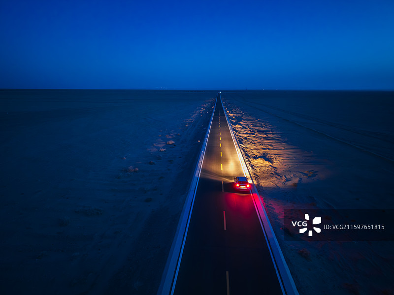 黎明时分在省道上行驶的汽车图片素材