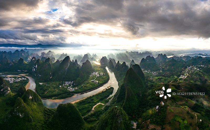 桂林漓江喀斯特地貌丁达尔光航拍全景图图片素材