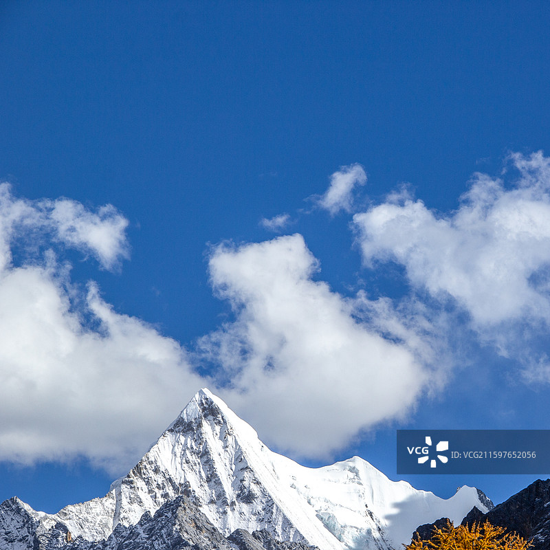 四川甘孜稻城亚丁 神山雪山夏诺多吉图片素材