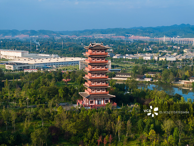 遂宁龙凤古镇栖凤阁与城市风光图片素材