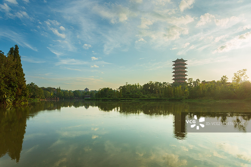 龙凤古镇日落时的湖景图片素材