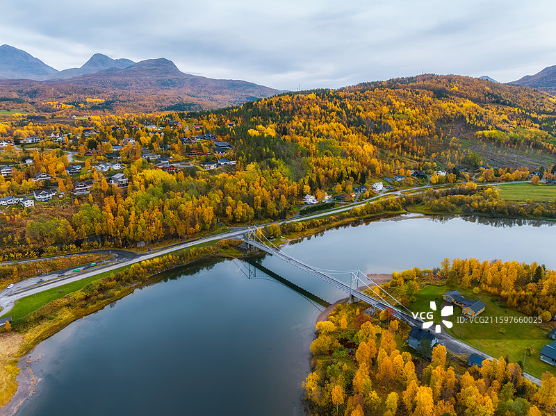 北挪威Norway，特罗姆斯郡Tromsø，奥尔斯堡Olsborg，莫尔河Målselva，秋景航拍图片素材