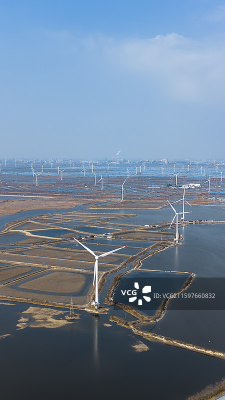 科技能源产业-冬季风力发电厂-江苏盐城大丰日出海湾附近图片素材