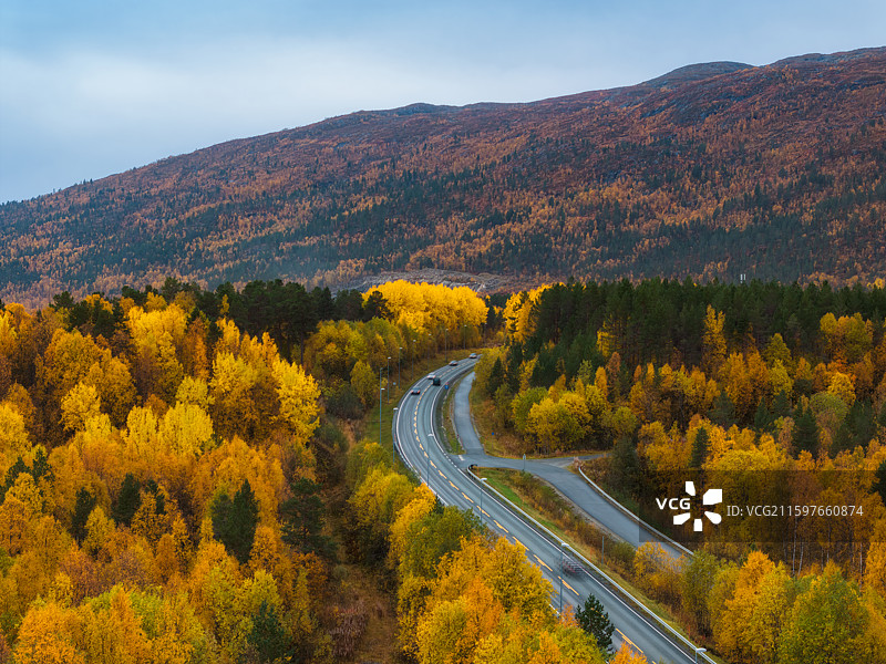 北欧，北挪威Norway，特罗姆斯郡Tromsø，奥尔斯堡Olsborg，挪威E6公路，秋景航拍图片素材