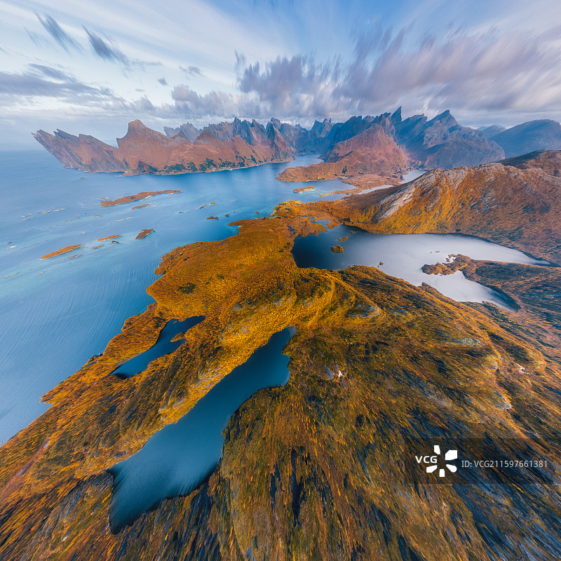 北欧，北挪威，特罗姆斯郡Tromsø，塞尼亚岛Senja，Bergsøyan，Finnsæter航拍图片素材