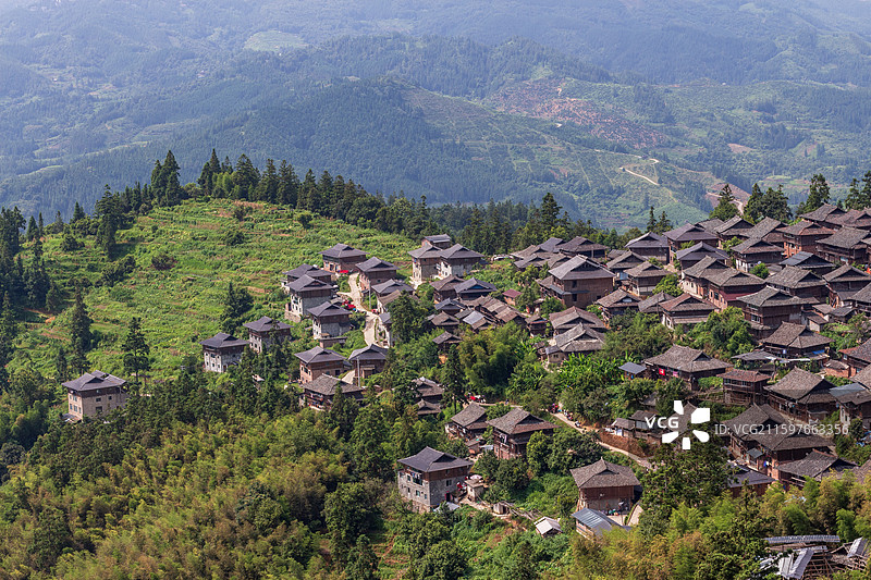 山上的岜沙苗寨部落房屋图片素材
