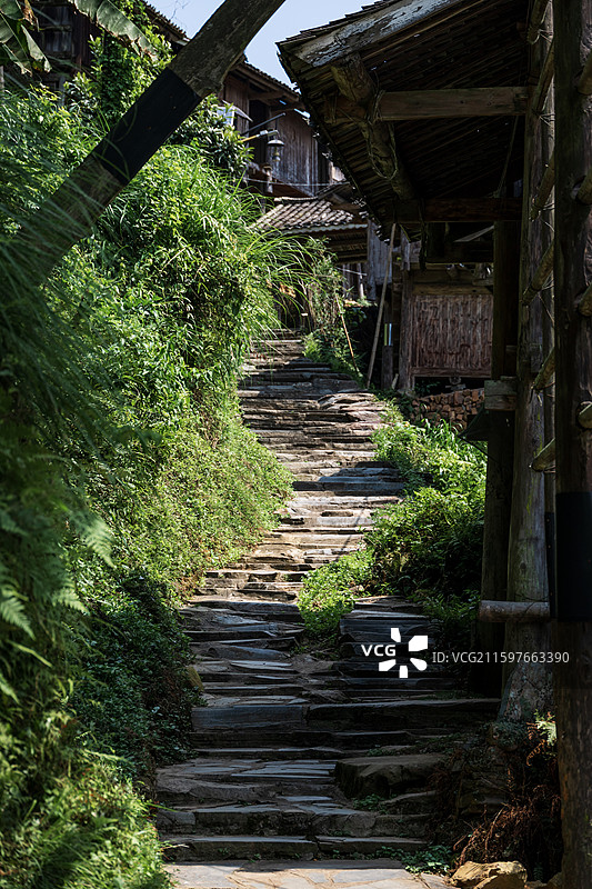 岜沙苗寨石板路台阶，曲径通幽图片素材