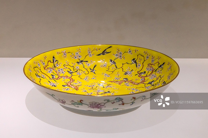 湖北省博物馆黄地粉彩梅鹊盘清同治1862-1874年1958年故宫博物院调拨图片素材