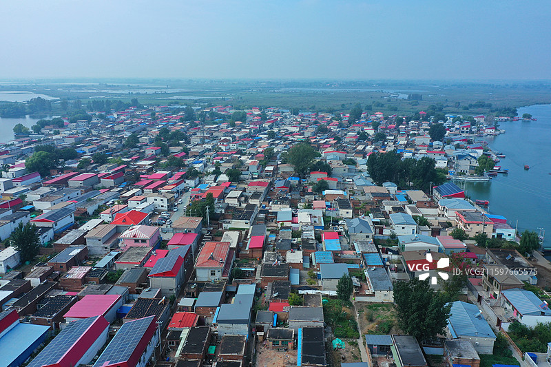 深秋露重漫芳盈，残荷芦苇映水清  千帆竞渡湖光碎，雁阵排云晓月惊  华北明珠白洋淀，雄安新策定坤灵图片素材